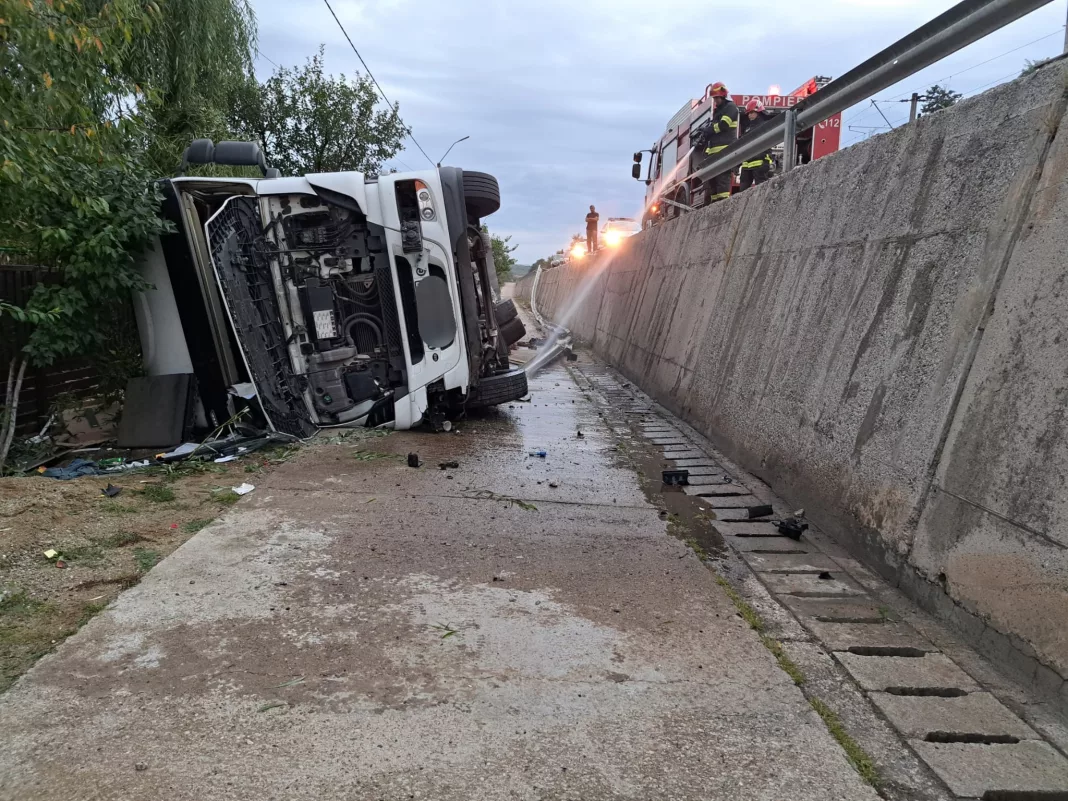 În accident a fost implicat un autotren, care a părăsit partea carosabilă și s-a răsturnat