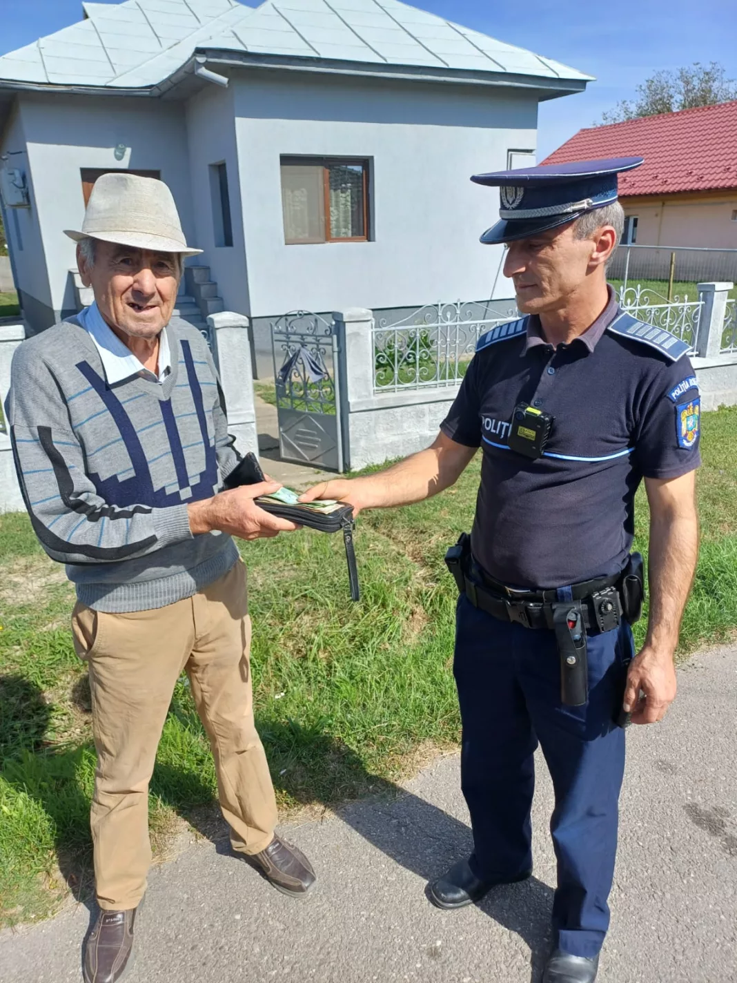 ârgu Jiu: O femeie a găsit o borsetă cu bani și a dus-o la poliție