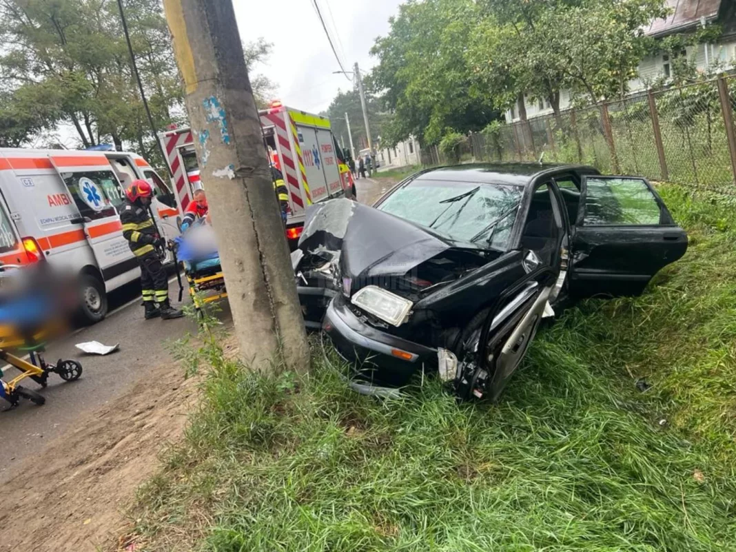 Un mort și un rănit după ce o mașină a intrat într-un stâlp de beton