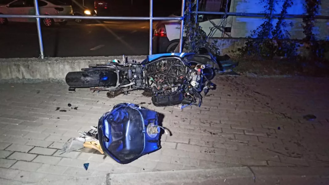 Motociclist mort după ce s-a răsturnat în giratoriu