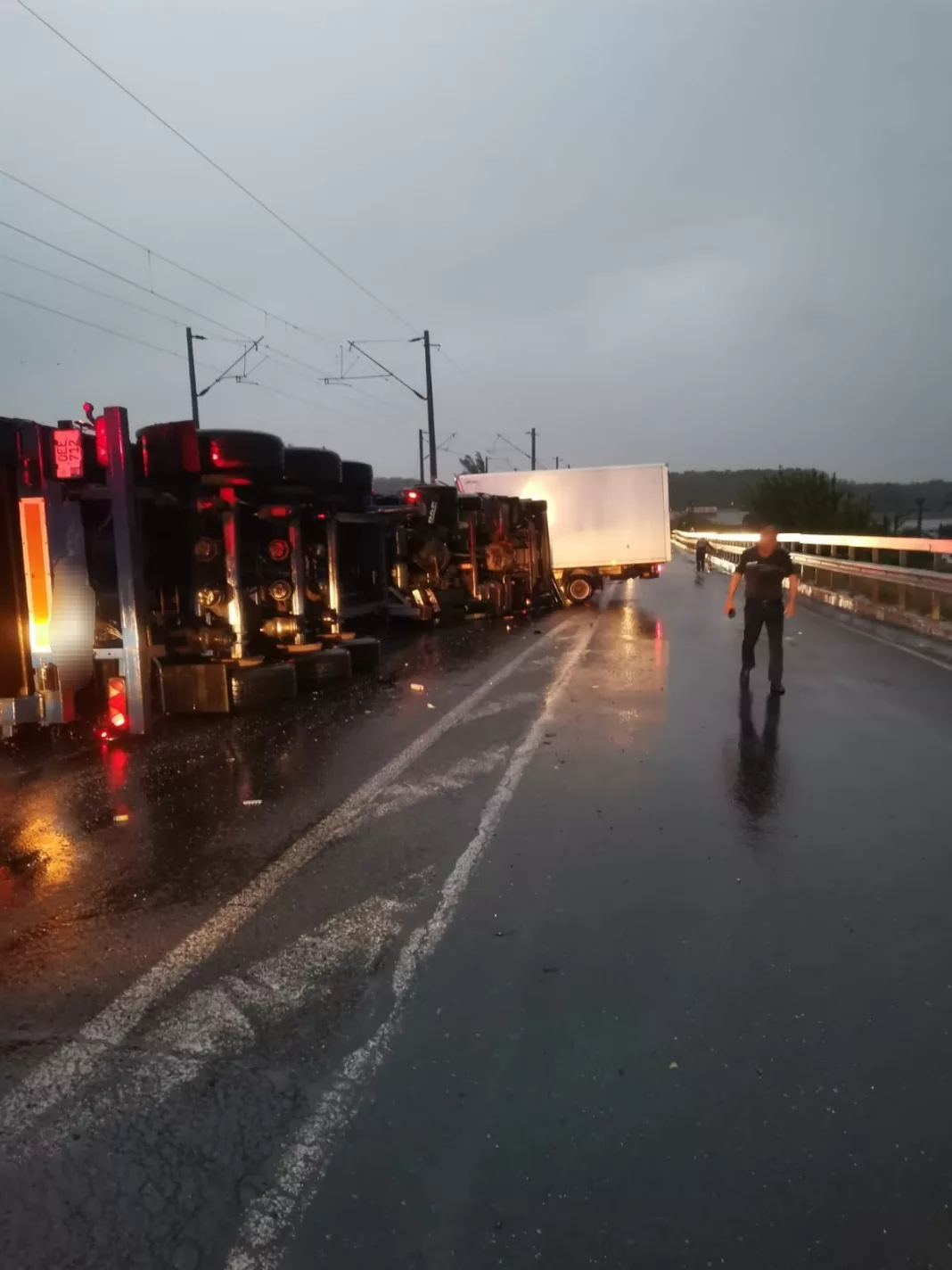 Un șofer a murit după ce a intrat cu TIR-ul cu șampanie pe contrasens și s-a răsturnat