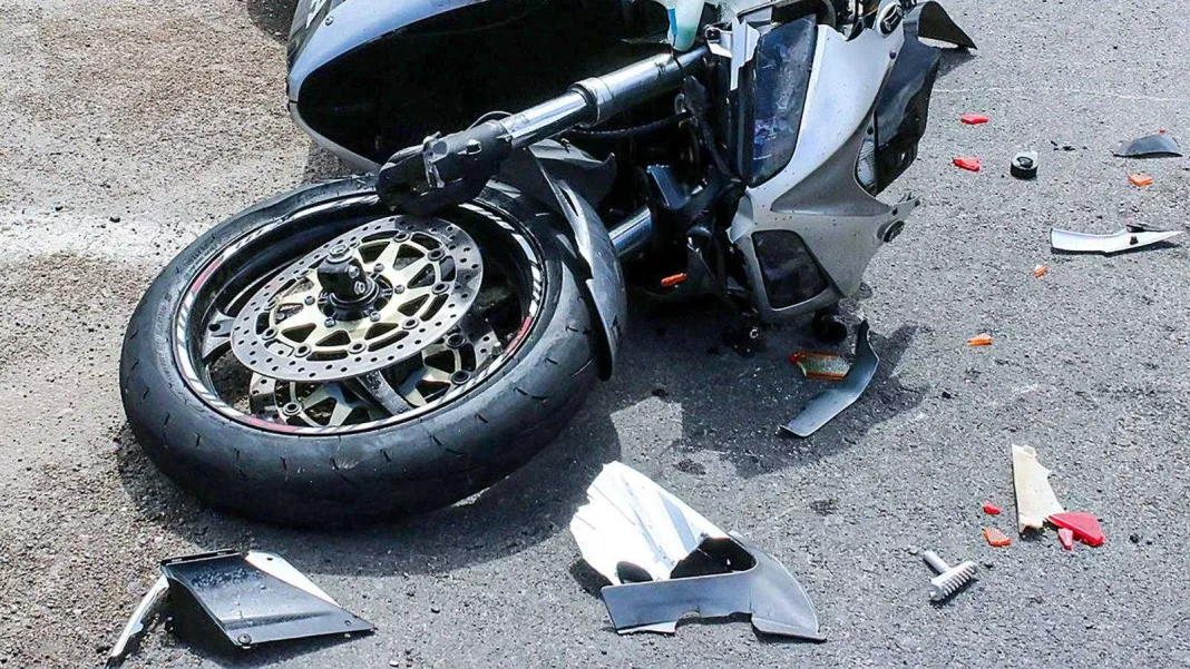 Vâlcea: Tânăr rănit după coliziunea dintre o motocicletă și un autoturism