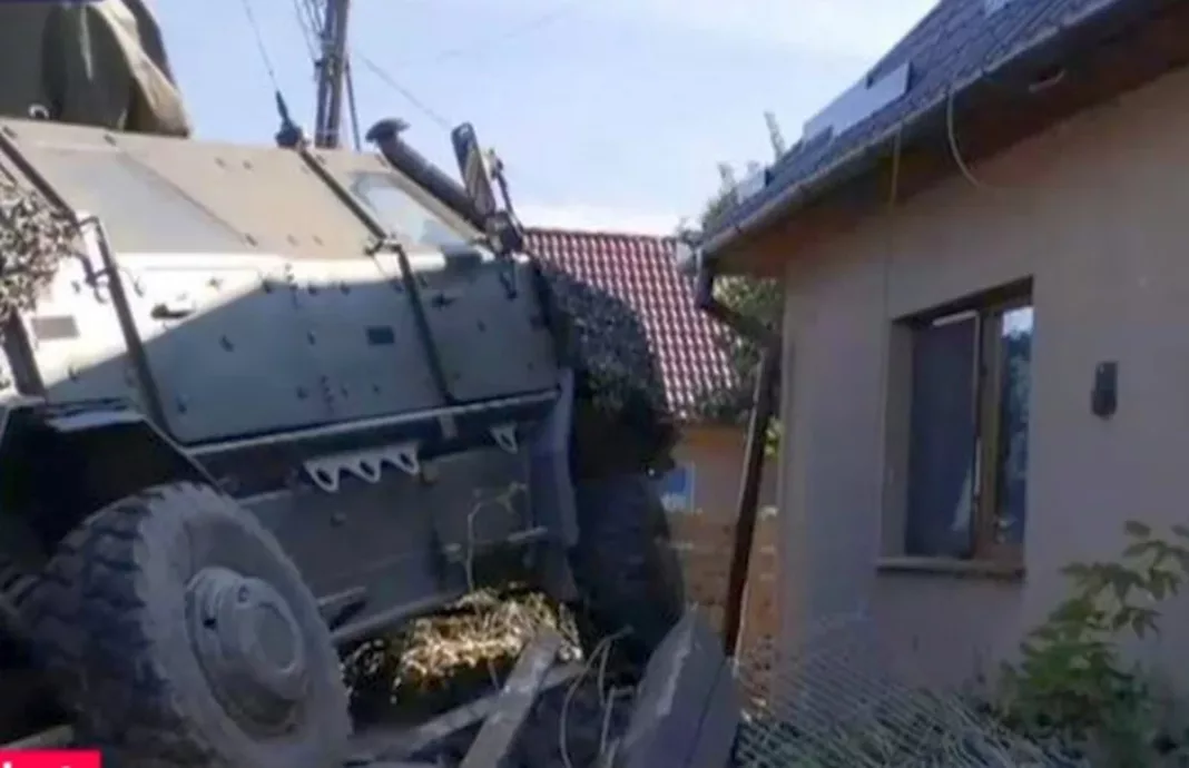 Un vehicul blindat a dărâmat gardul unei case din Covasna