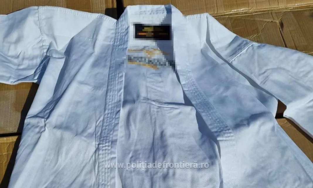 1.950 bucăţi kimono din bumbac (pantaloni şi bluze) au fost confiscate