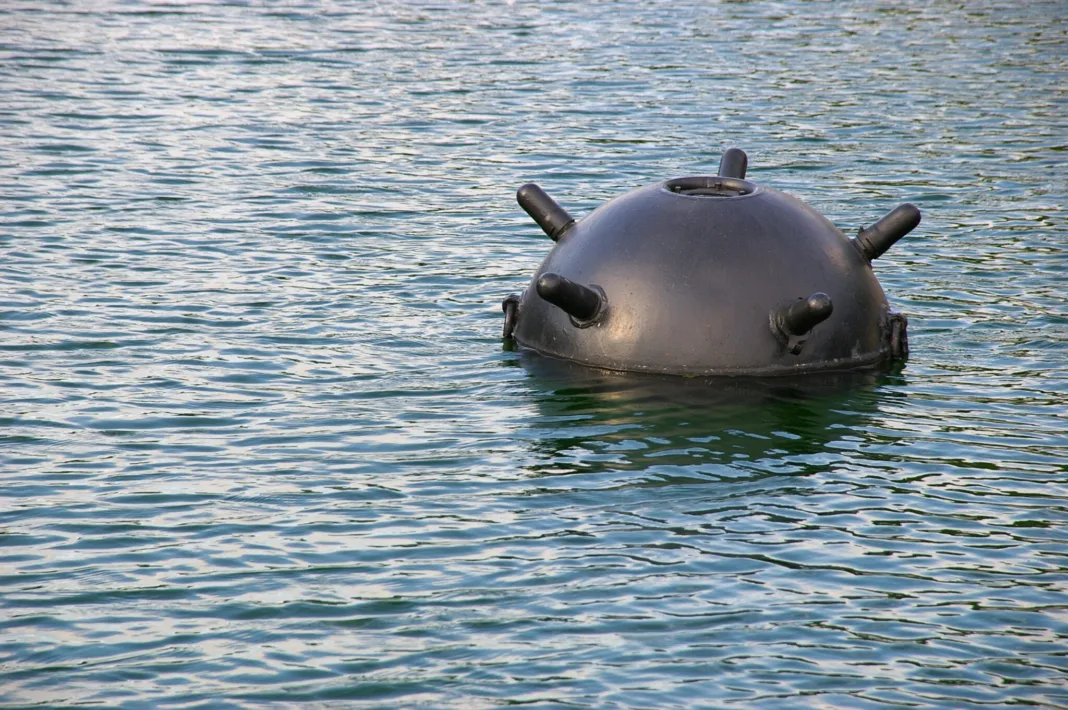 O navă turcă a lovit o mină marină în apropiere de Sulina