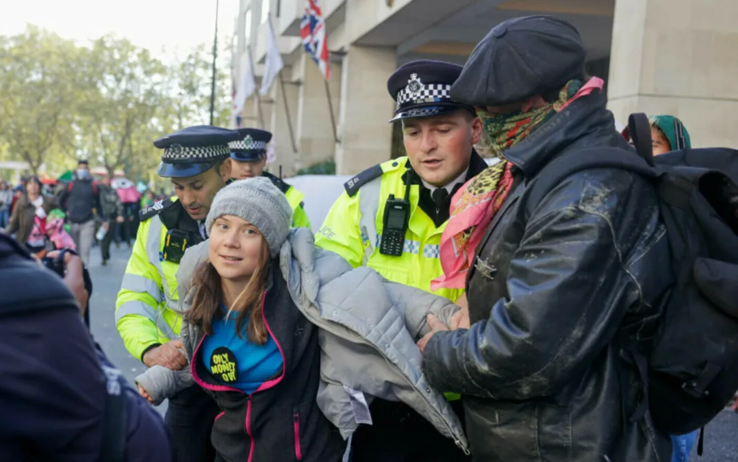 Greta Thunberg a fost reținută de polițiști la Londra