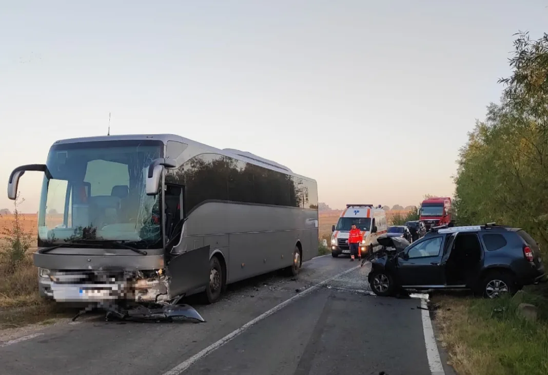 Șofer rănit după ce mașina sa s-a ciocnit cu un autocar