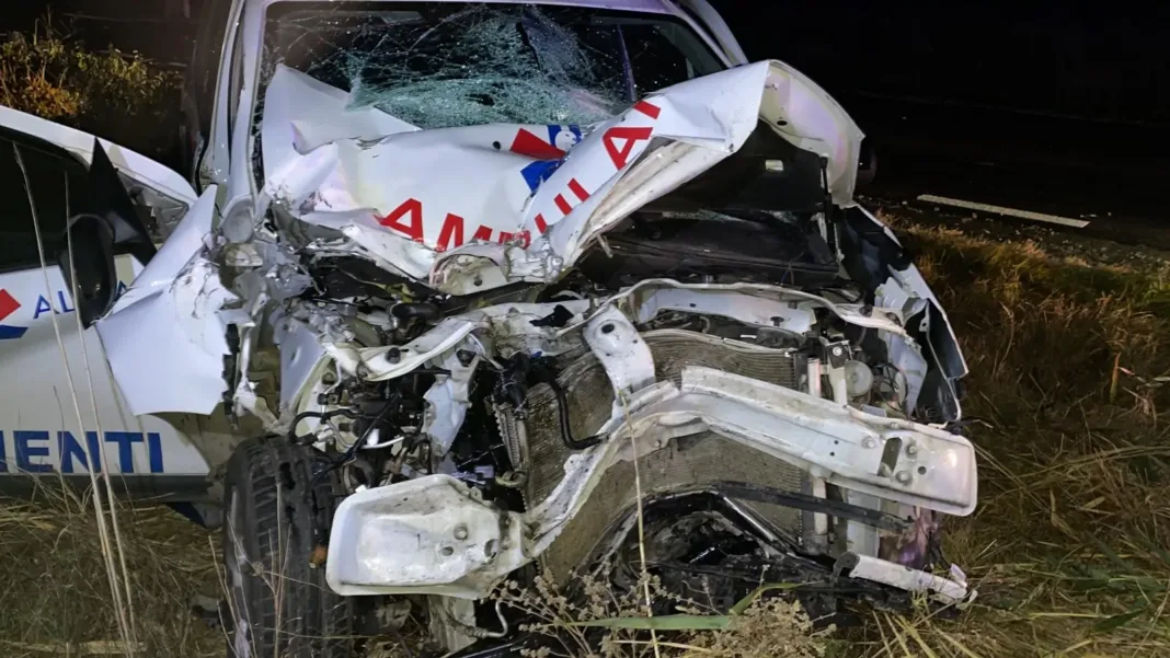 Un bărbat a murit într-o ambulanţa privată care a făcut accident