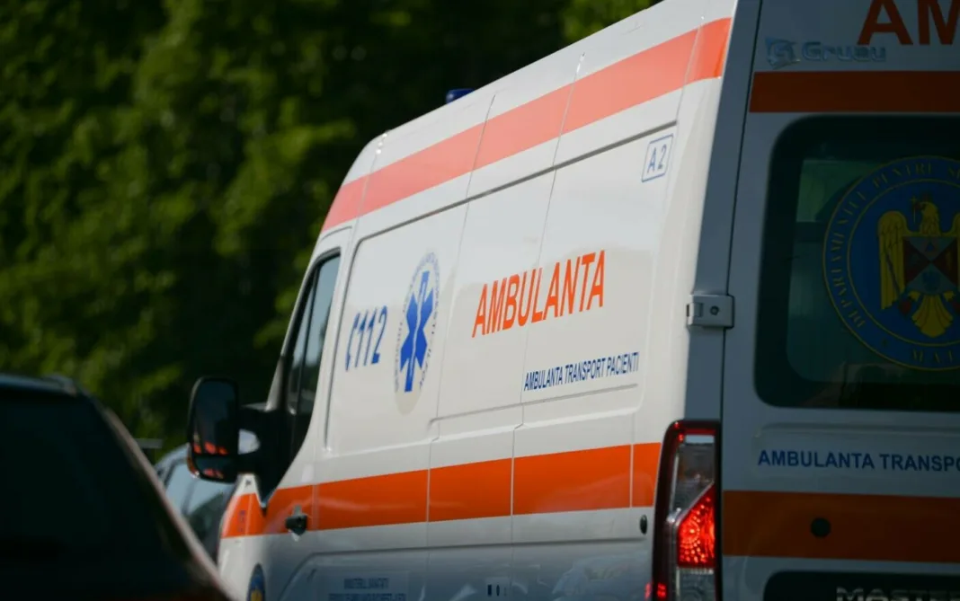 Femeia a fost transportată la spital pentru acordarea de îngrijiri medicale