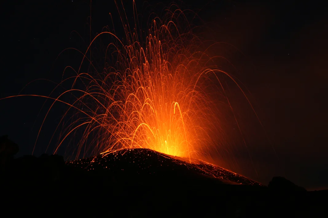 Vulcanul Etna din Sicilia a erupt din nou, luni dimineață