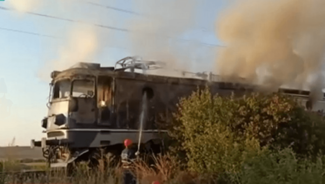 Locomotiva unui tren care aparţine CFR Călători a luat foc