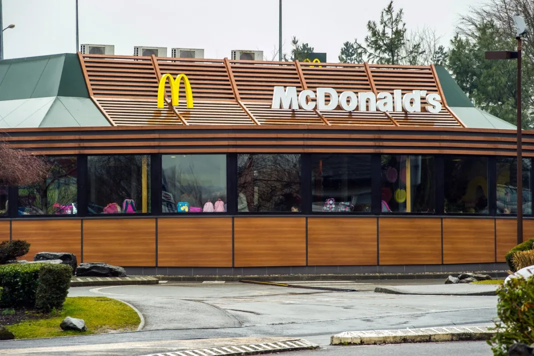 Doi morți în urma unui atac armat în parcarea unui McDonald's din Franța