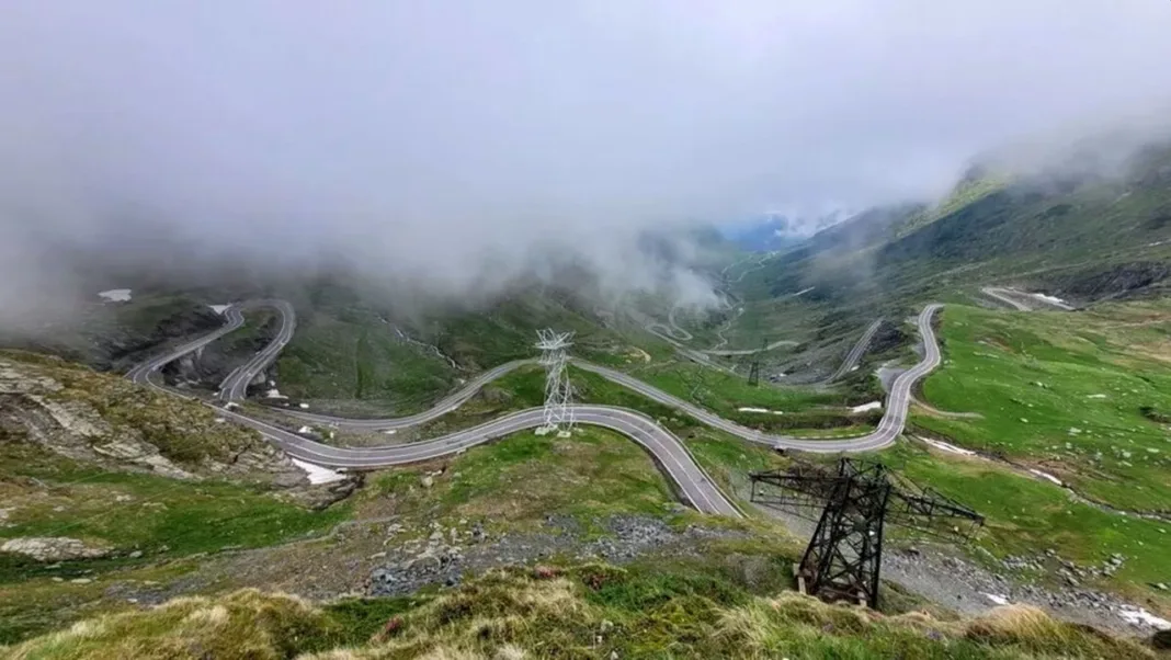 Decizia de închidere a circulației pe Transalpina și Transfăgărășan este luată pentru siguranța participanților la trafic, având în vedere faptul că fenomenele meteorologice la altitudini mari pot fi imprevizibile