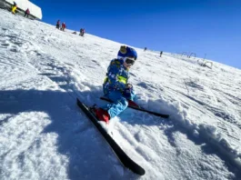 Hainele potrivite sunt foarte importante atunci când copilul merge la schiat sau la săniuș