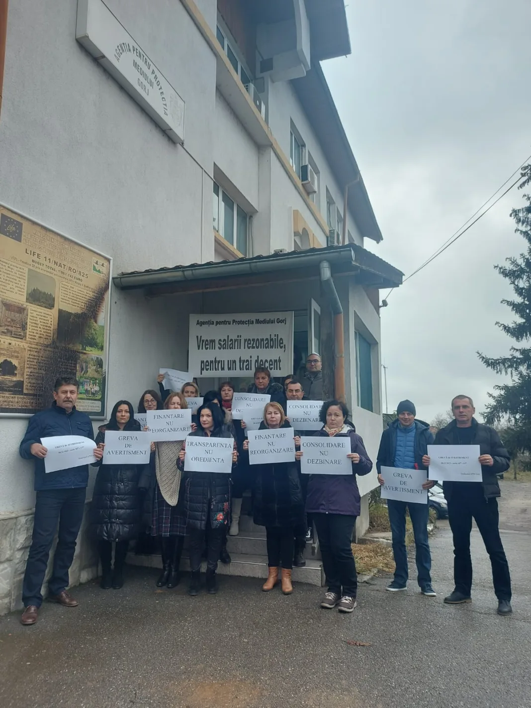 Angajați de la Agenția pentru Protecția Mediului Gorj, în grevă
