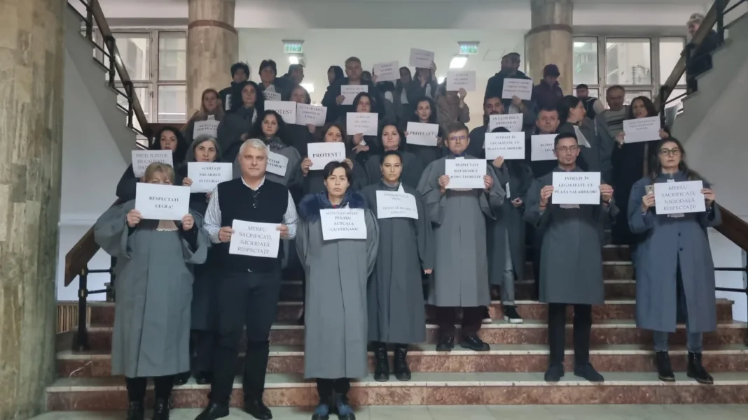 Grefierii din cadrul Tribunalului Gorj protestează