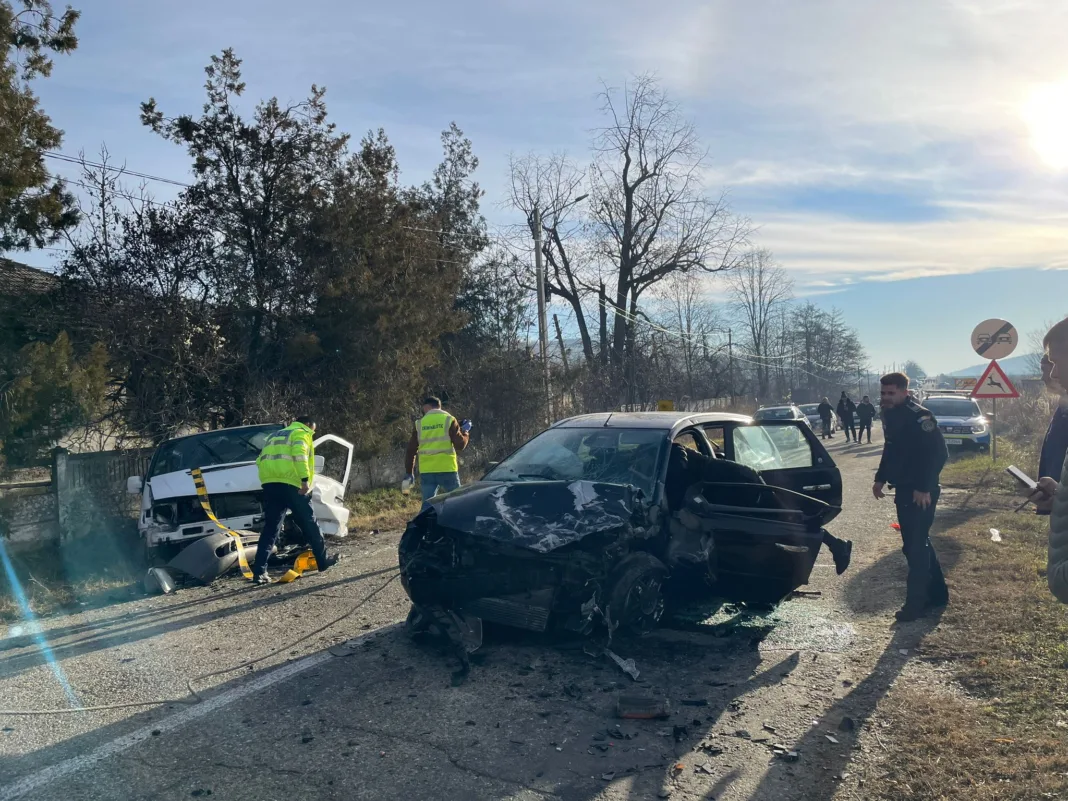 Vâlcea: Patru răniţi după ce două autoturisme s-au ciocnit la Guşoieni