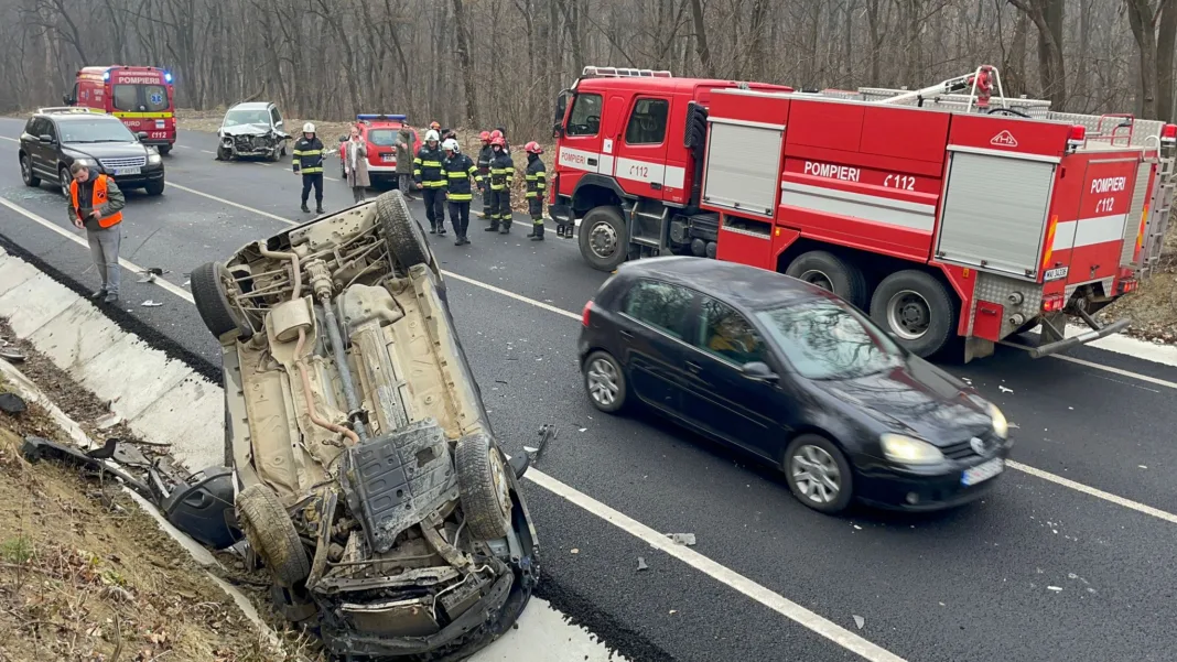 Doi răniți într-un accident provocat de un șofer care mergea în zigzag