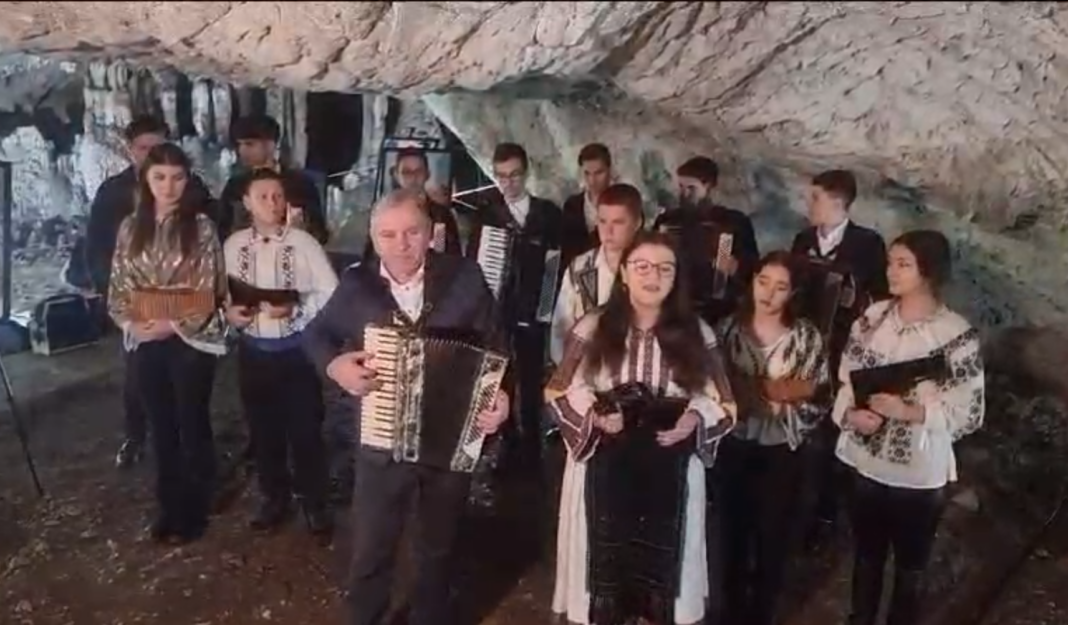 Concert în premieră în Peștera Muierilor din Baia de Fier