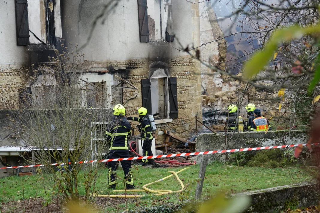 Un adolescent francez și-a împușcat părinții, apoi le-a dat foc