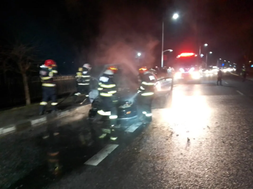 Vâlcea: O mașină a luat foc în fața unui hotel din Călimănești