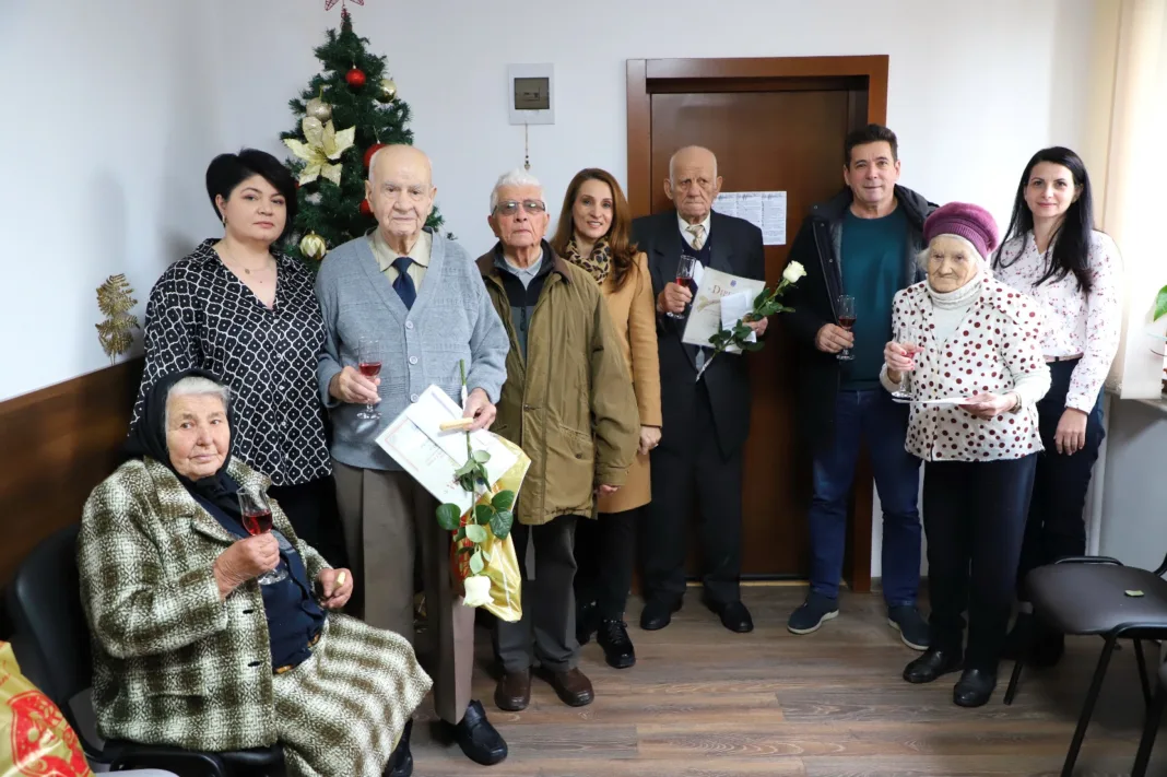 17 nonagenari din Râmnic au primit daruri din partea municipalității