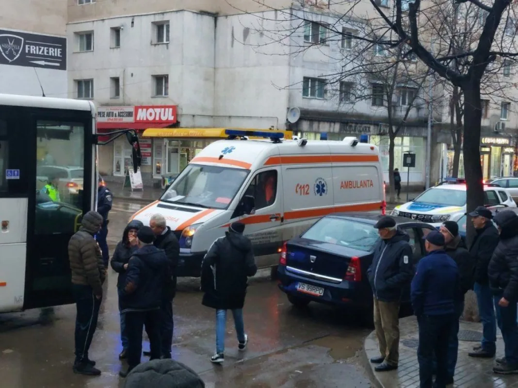 Şoferul unui autobuz a murit la volan. Autovehiculul a fost oprit de pasageri (Foto: Replica online)