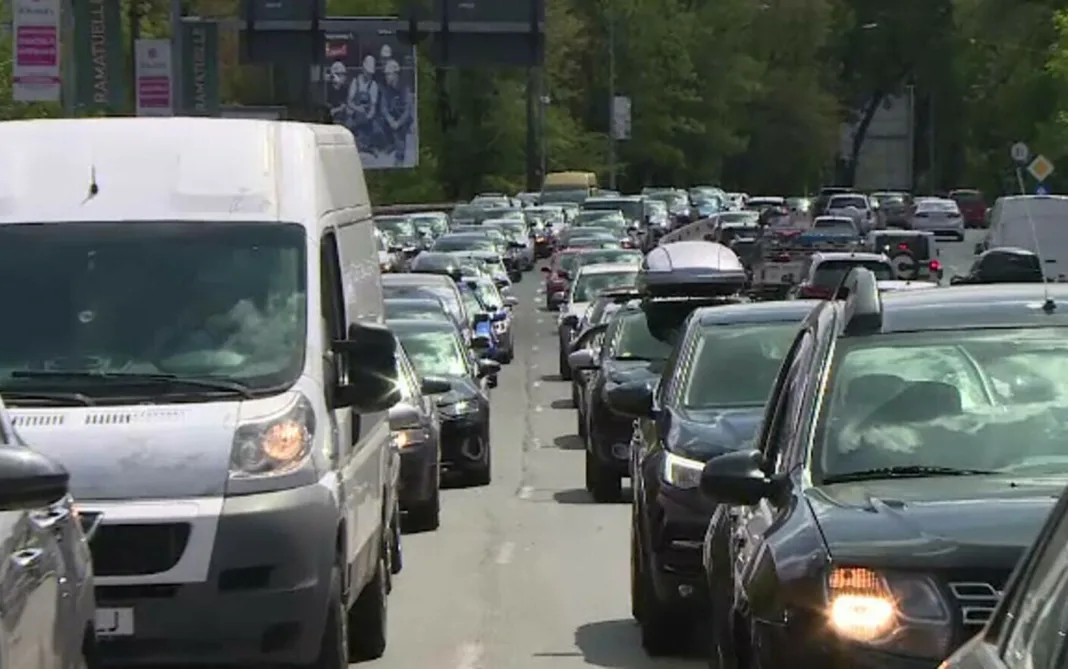 Trafic intens între Predeal și Bușteni. Coloane de mașini și la ieșire din țară