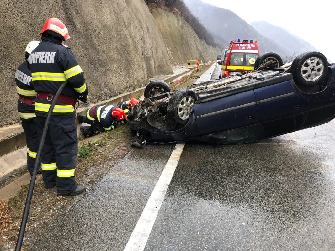 Maşină răsturnată în zona viaductului Bahna