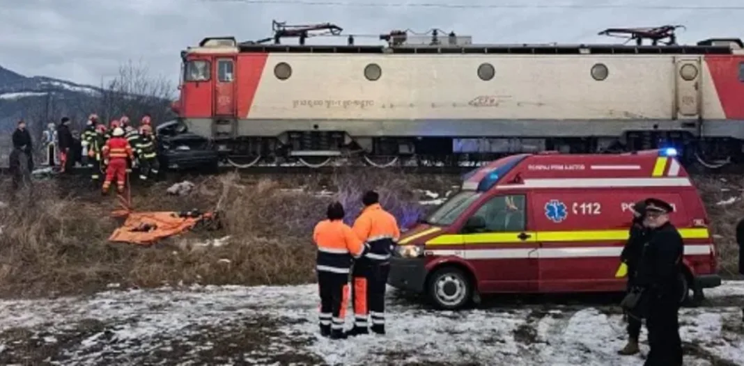 Doi tineri au murit după ce mașina lor a fost lovită de tren