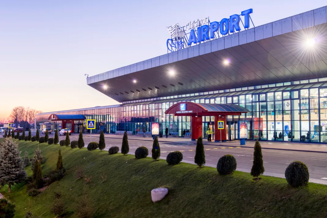 Aeroportul Internațional Chișinău a trecut la abrevierea în limba română