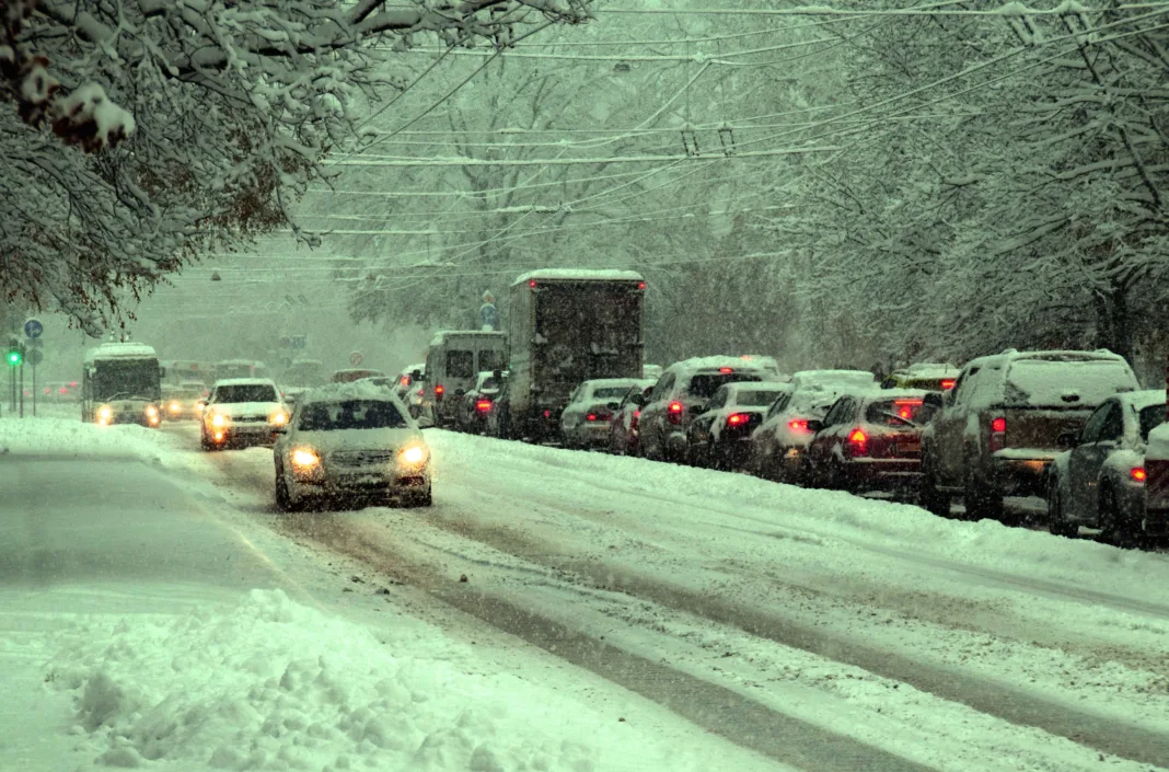 Un utilaj de deszăpezire a derapat pe A1. Trafic blocat