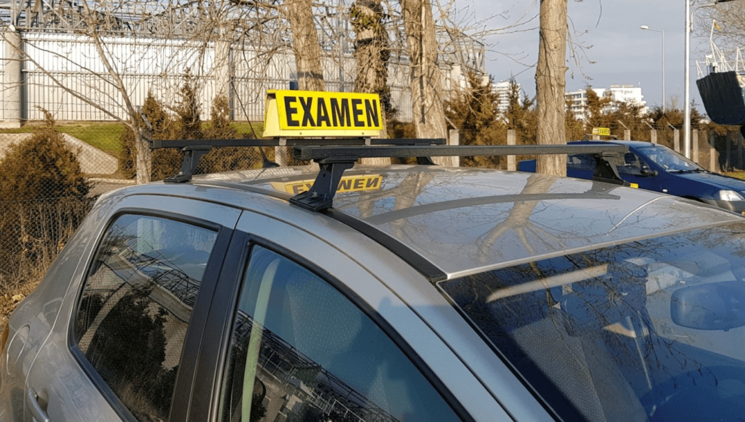 Poliţişti trimişi în judecată pentru luare de mită la examenul auto