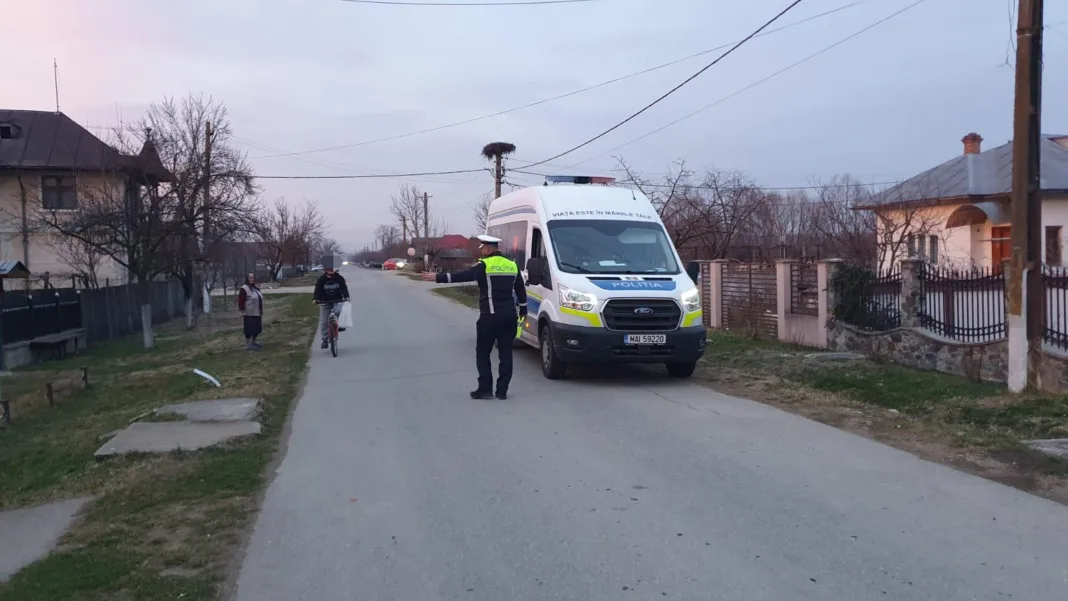Bicicliștii și căruțașii au primit veste reflectorizante de la polițiștii gorjeni