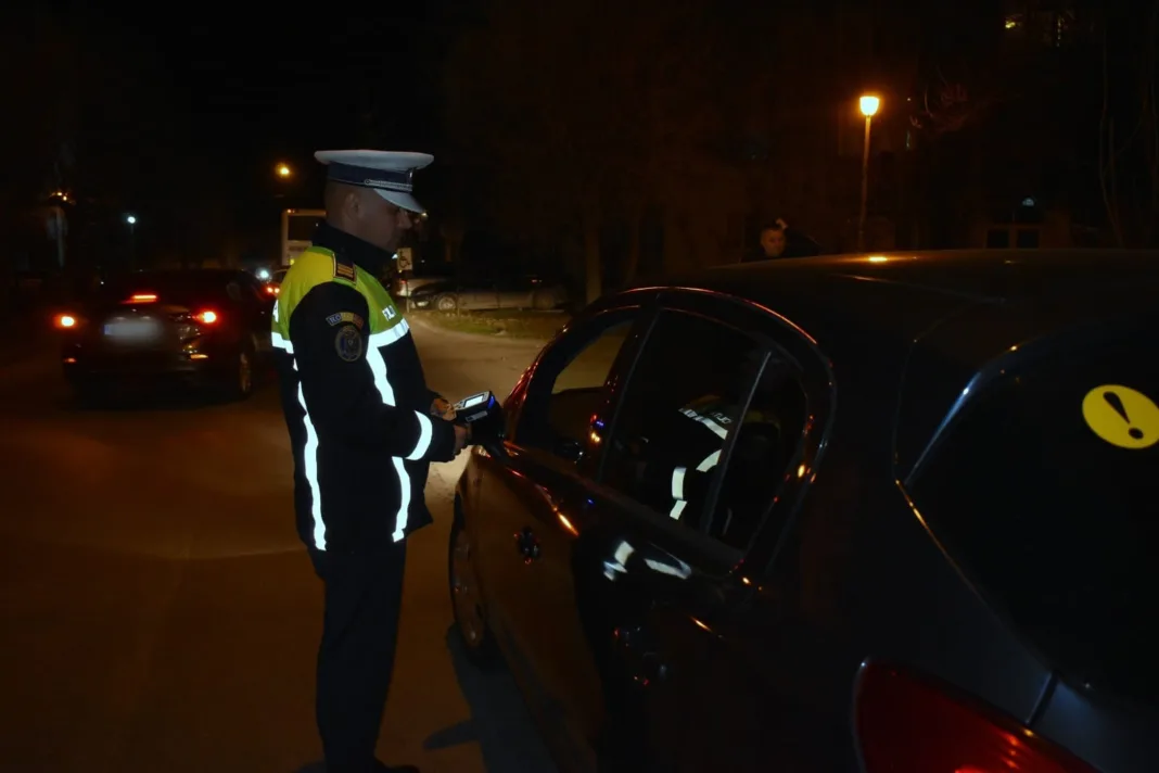 Poliţiştii doljeni au reţinut 27 de permise şi au dat peste 250 de amenzi în weekend