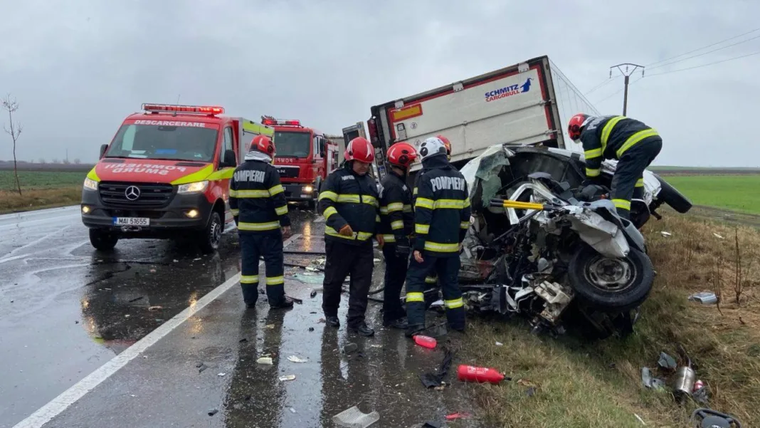 Un şofer a murit după ce autoutilitara lui a fost strivită de un TIR