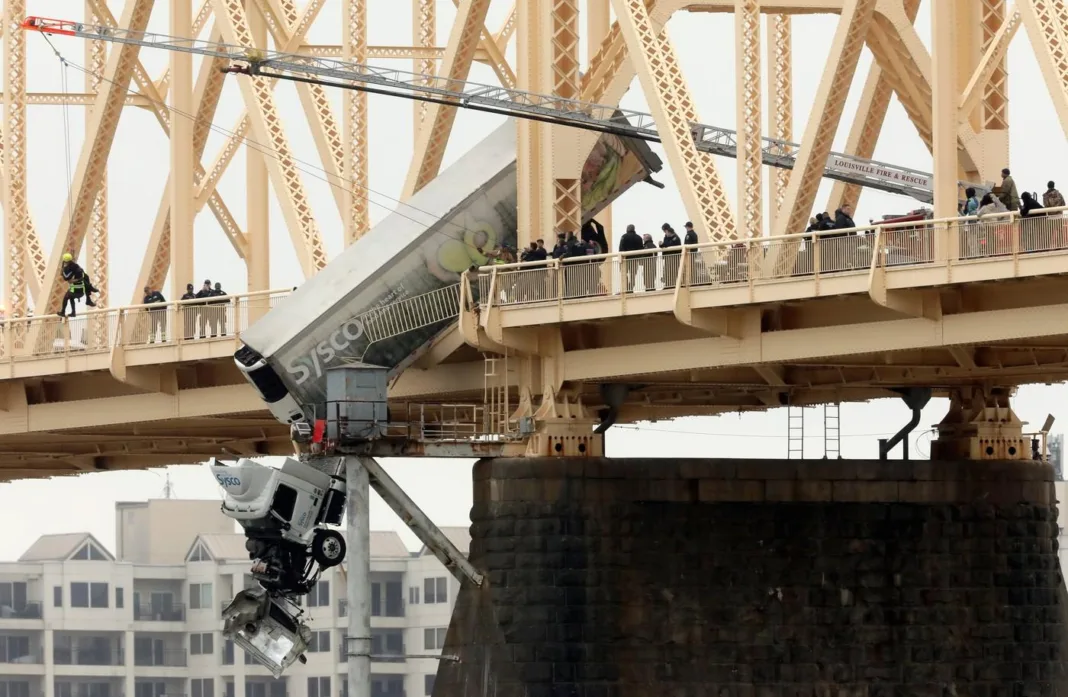 Șoferiță salvată dintr-un camion care atârna în gol pe marginea unui pod, în SUA