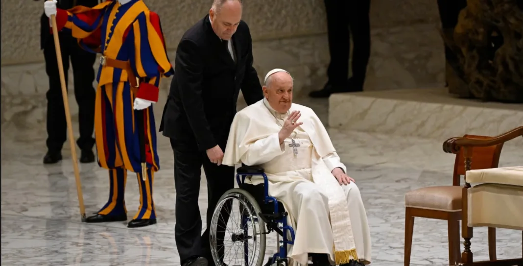 Papa Francisc sosește pentru audiența generală săptămânală la Vatican. „Încă sunt puțin răcit”, le-a spus el credincioșilor. (Foto: Tiziana Fabi/AFP/Getty Images)
