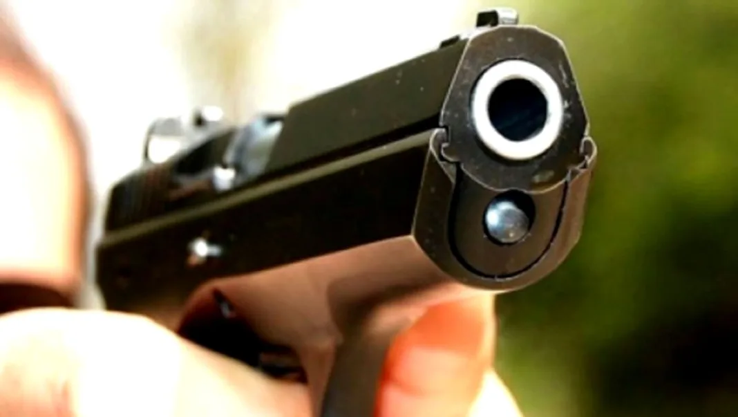 Bărbat împuşcat cu un pistol cu bile, în curtea casei sale