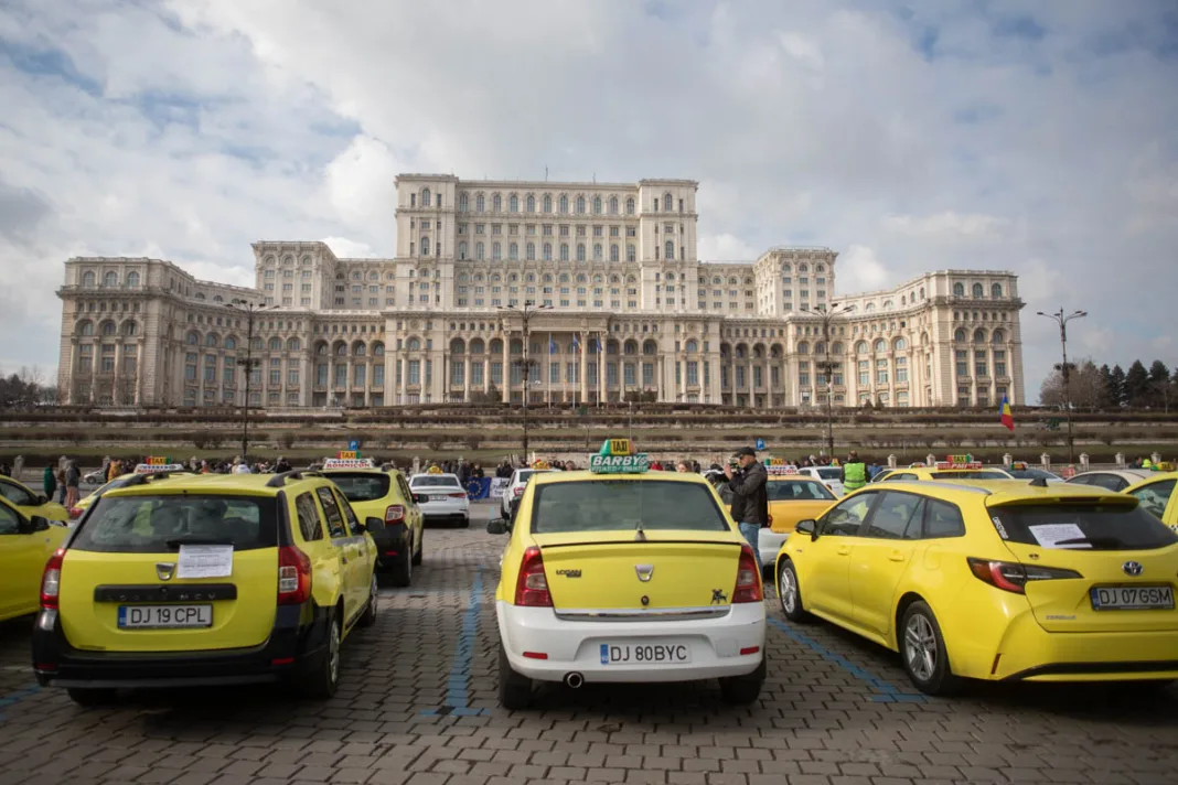 Taximetriştii protestează din nou în Piaţa Constituţiei din Capitală