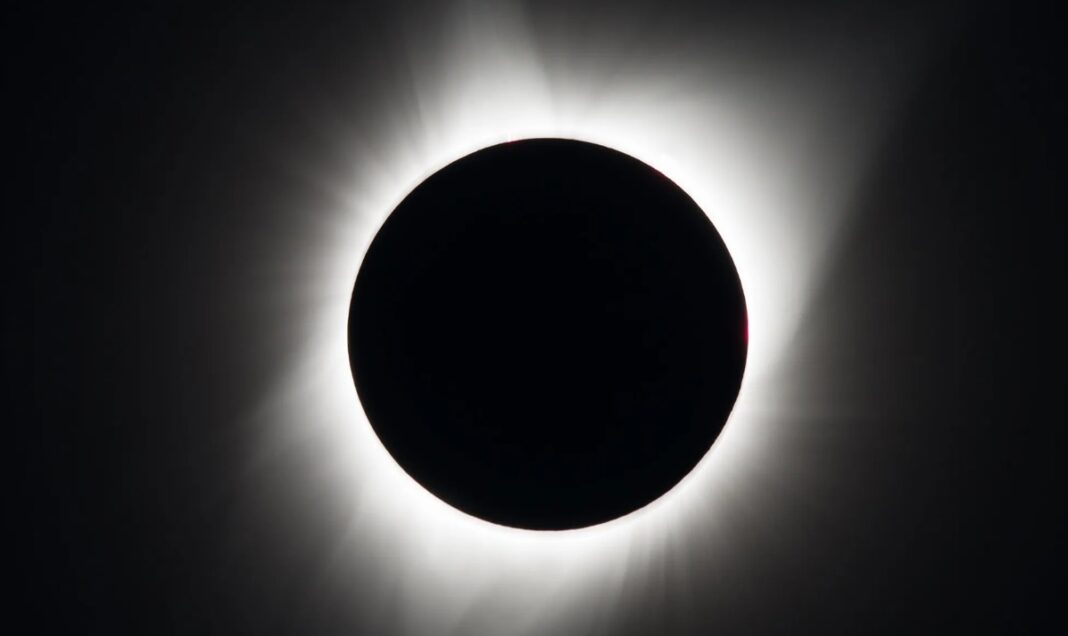 Eclipsa totală de Soare din 8 aprilie