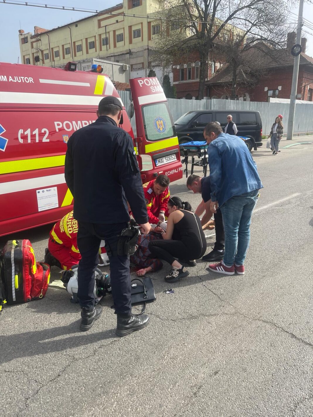 Femeia a fost preluată de ambulanță și transportată la spital