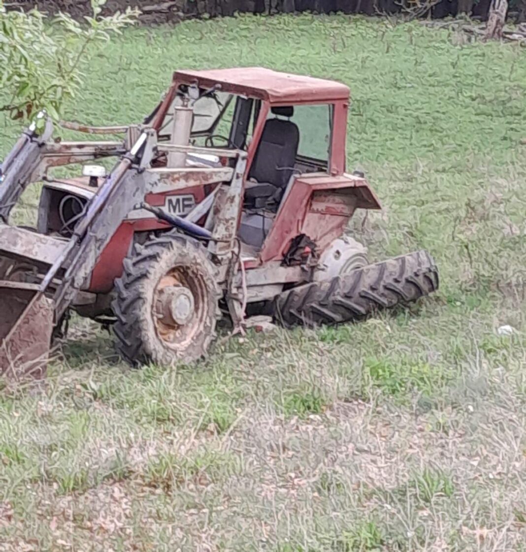 Gorj: Doi bărbați răniți, după ce s-au răsturnat cu tractorul