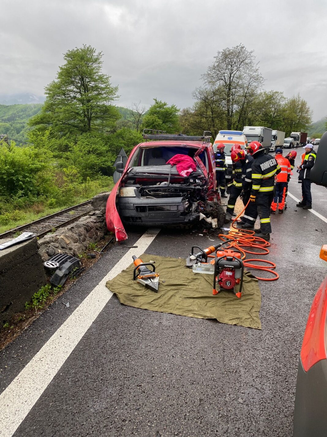 Coliziune între o autoutilitară și un autotren pe DN 7