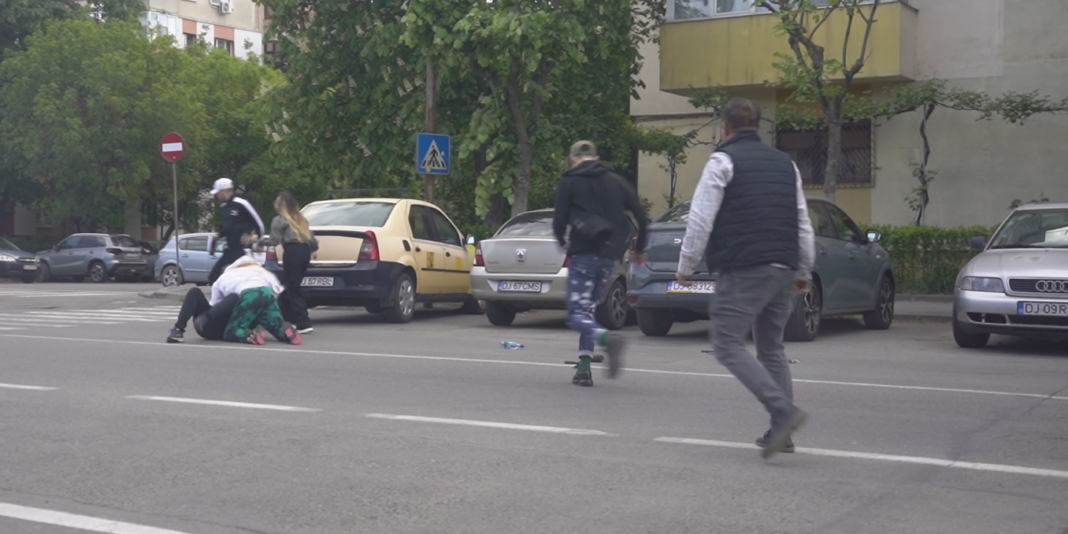 Patru tineri s-au bătut ziua în amiaza mare pe o stradă din Craiova