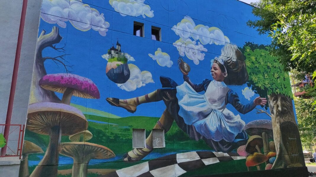 Pictură murală realizată pe clădirea Teatrului Colibri din Craiova