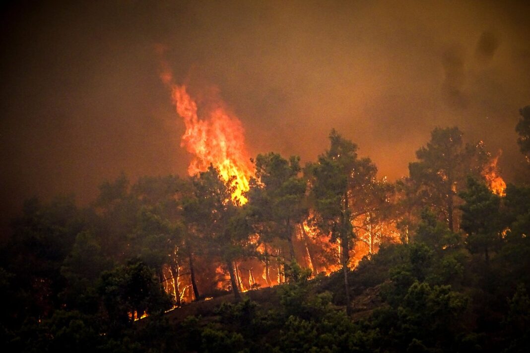 Ministerul elen al Crizelor Climatice și al Protecției Civile a decis ridicarea nivelului de alertă la 4 - risc foarte mare de incendiu