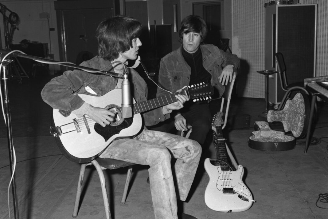 O chitară acustică cu 12 corzi a lui John Lennon, care până recent a fost pierdută, scoasă la licitaţie