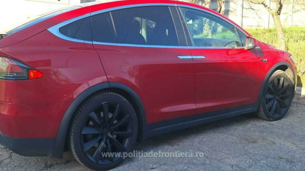 Un român prins la volanul unei maşini Tesla furate din Germania a declarat că a împrumutat-o