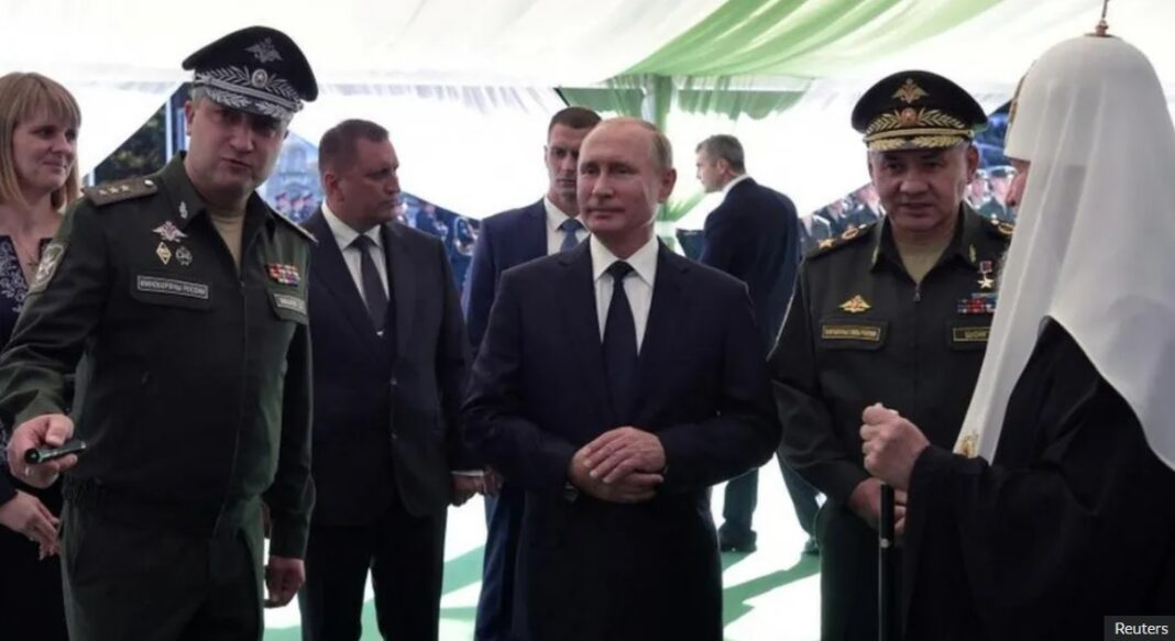 Ministrul adjunct al Apărării al Rusiei, Timur Ivanov, la stânga, alături de președintele Vladimir Putin și ministrul Apărării Serghei Șoigu